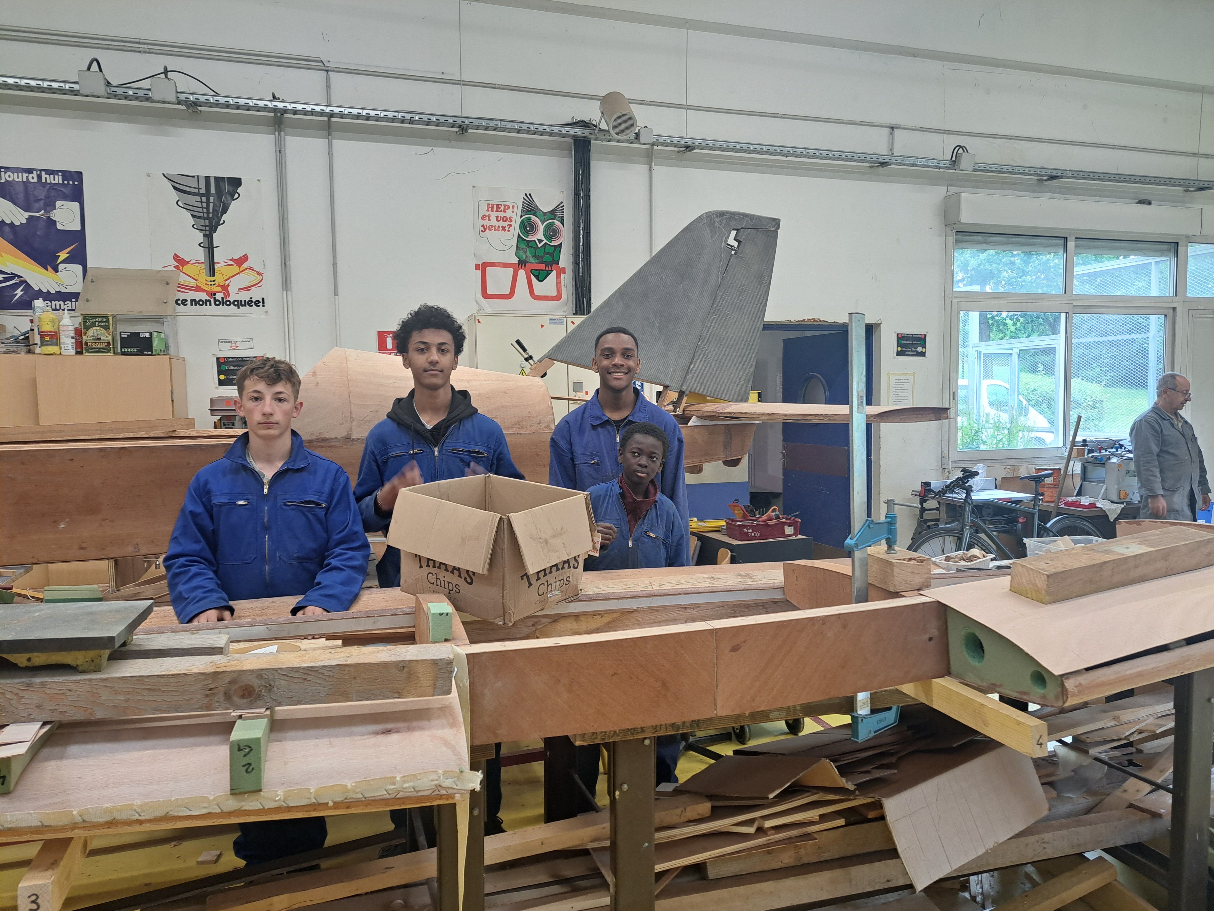 Collégiens devant l'aile en construction