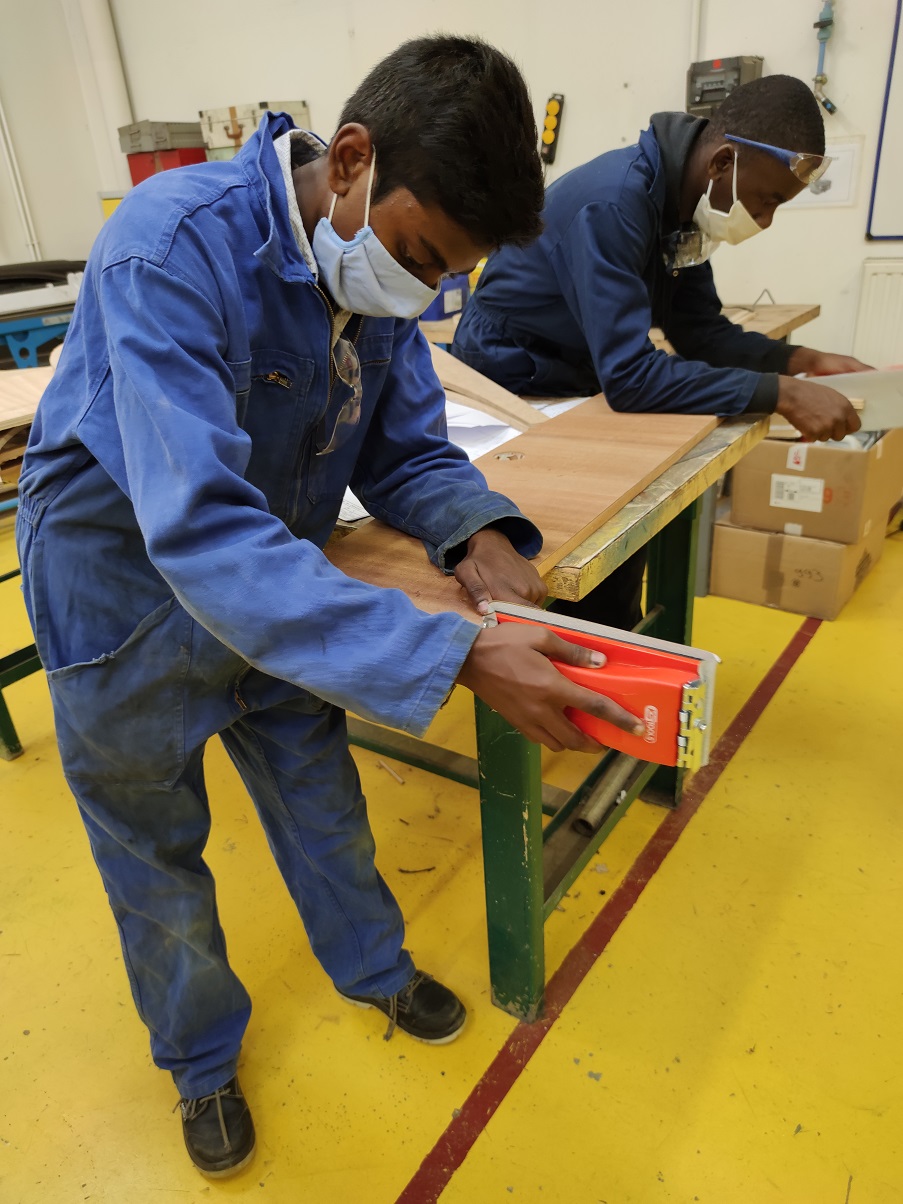 Collégiens en combinaison à l'atelier